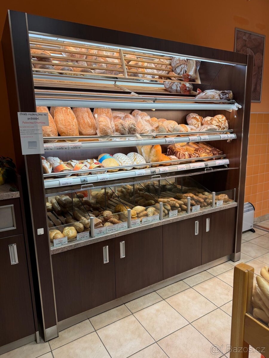 Regály a vitríny - 3