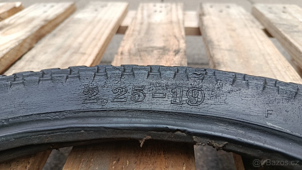 Baťa Polar 2,25-19 original motopneu - 3