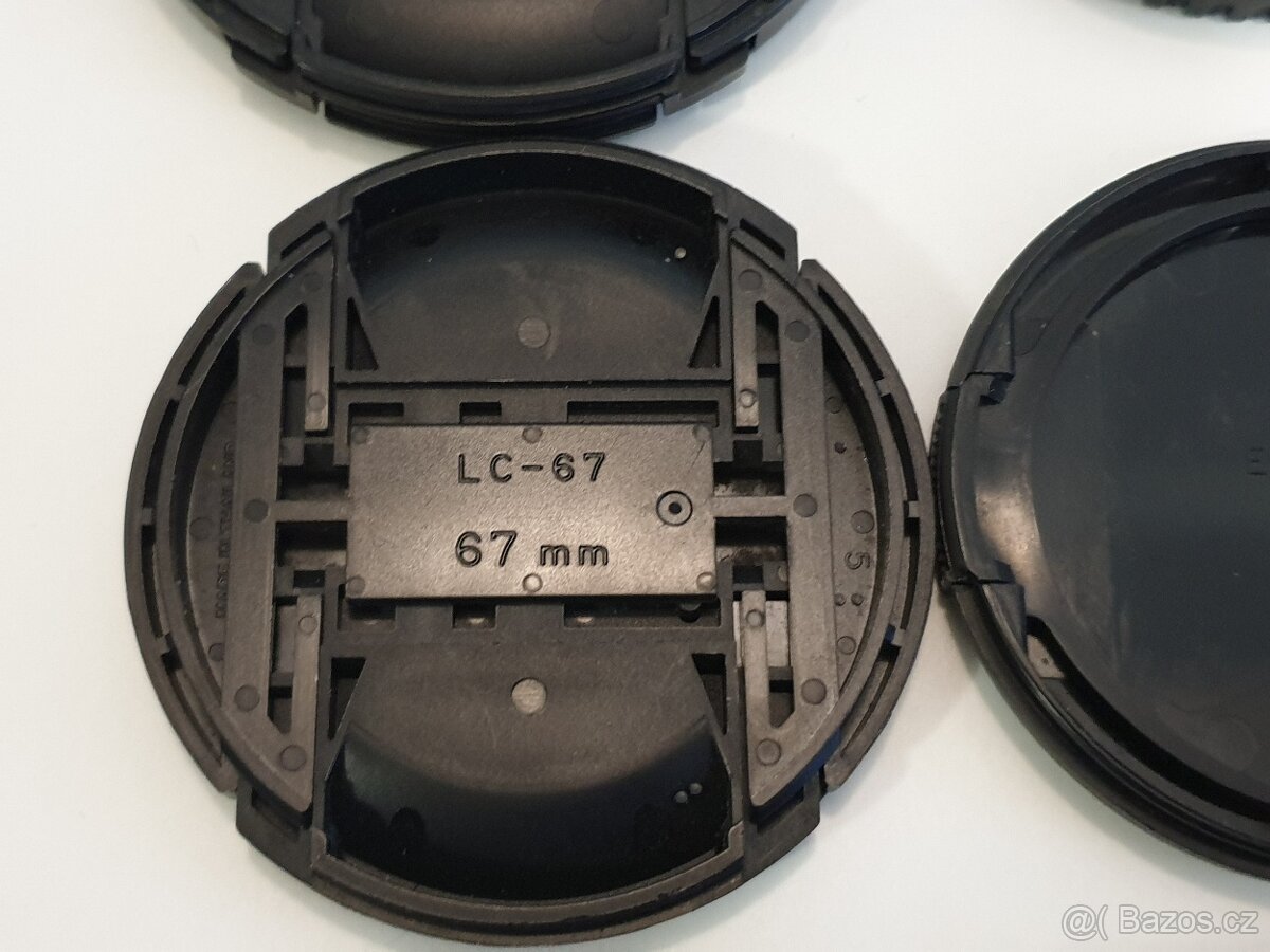 Drobné příslušenství k focení - popruhy, krytky, karabiny - 3