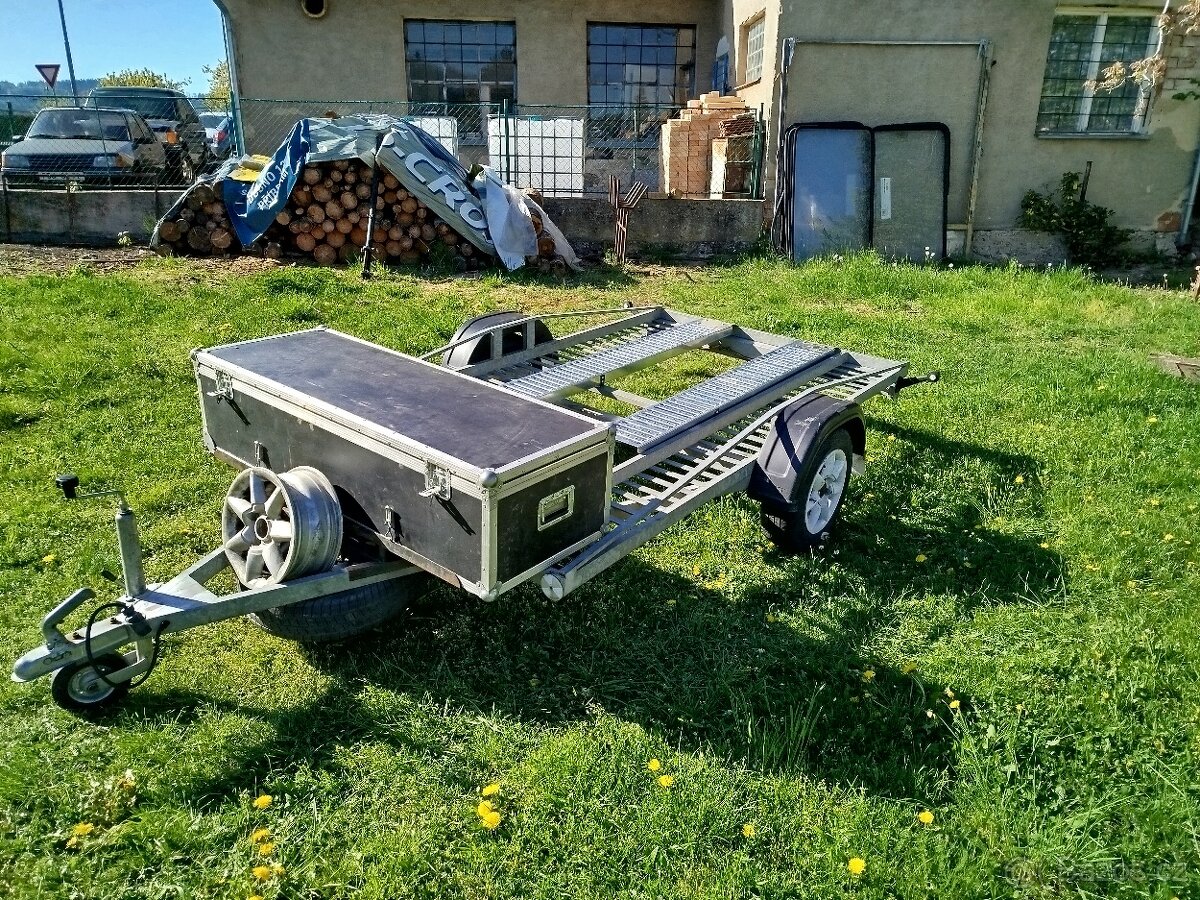 Malý auto přepravník