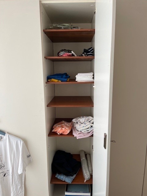 Ložnice-skříň, postel, stolečky - 3