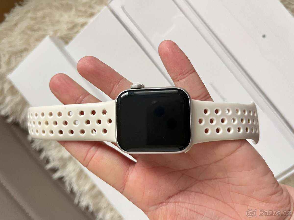 Apple Watch SE 40mm 2. generace - silver aluminium case - 3