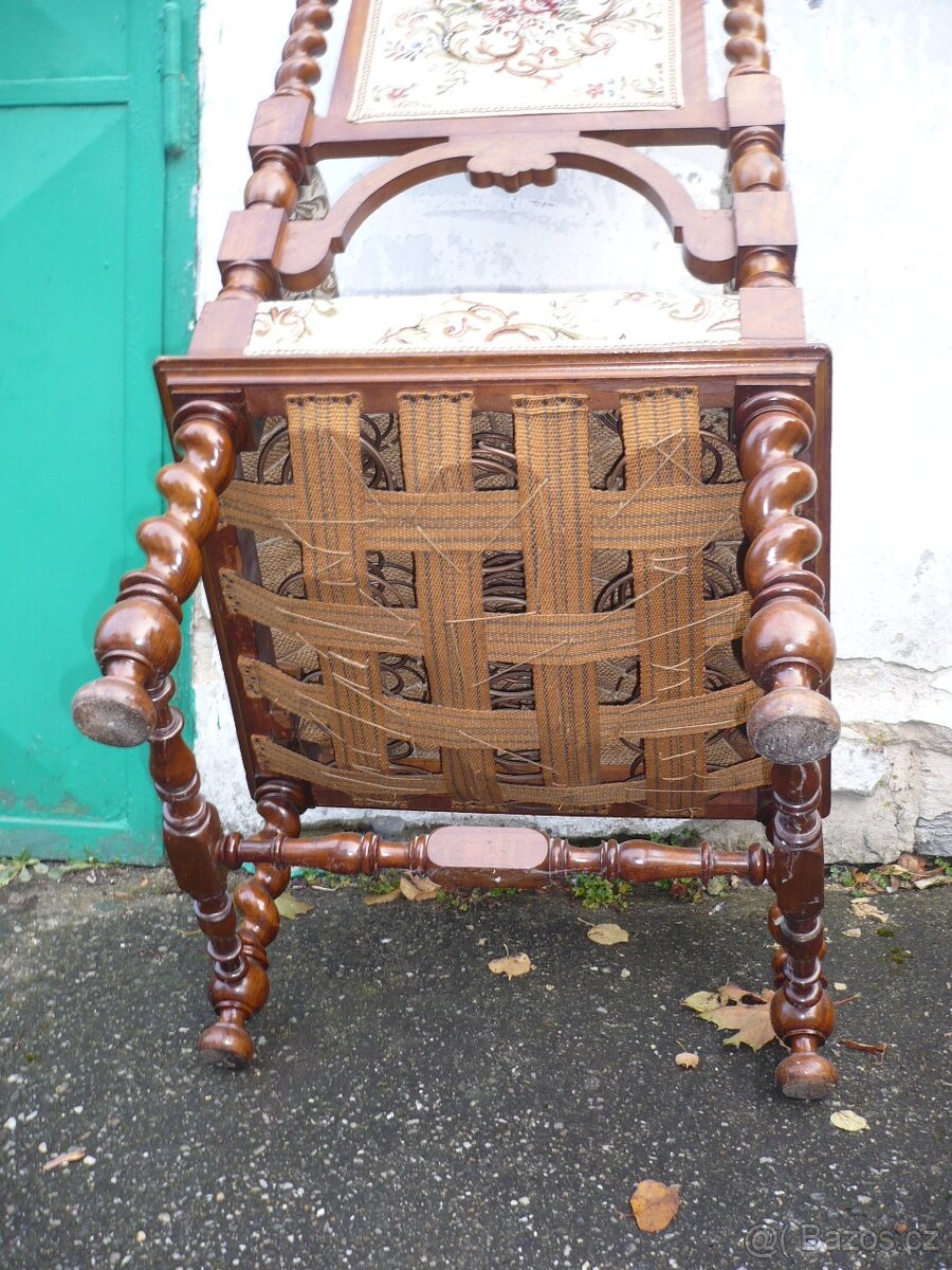 Honosné vyřezávané křeslo 100 let staré - 3