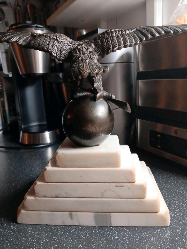 Bronzový orel na mramorovém podstavci – historická dekorace - 3