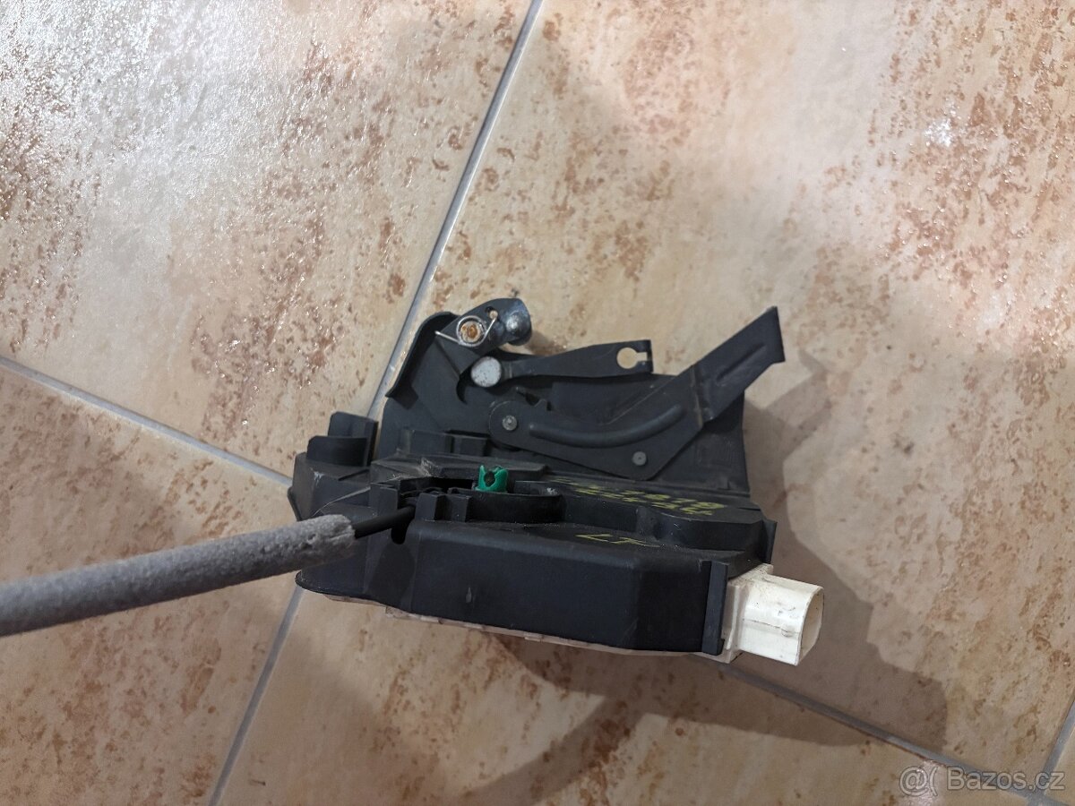 Zámek dveří řidiče Range Rover L322 - 3