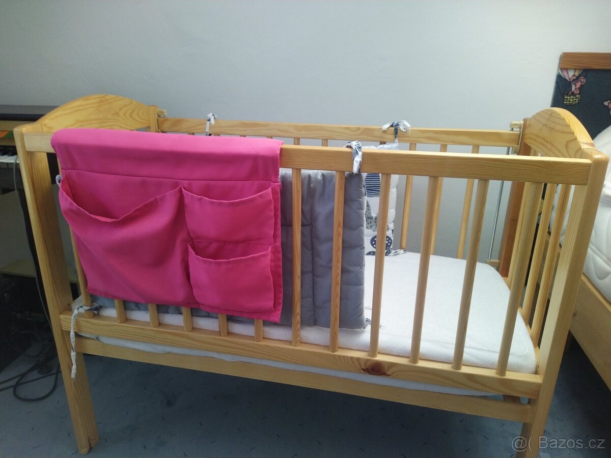 Dřevěná dětská postýlka k posteli s výbavou, perfektní stav - 3