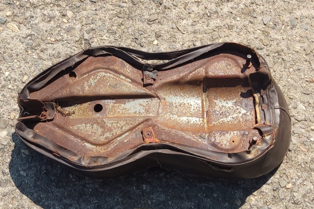 Koupím poslední model sedla "kytary" pro Jawu 250/353 - 04 - 3