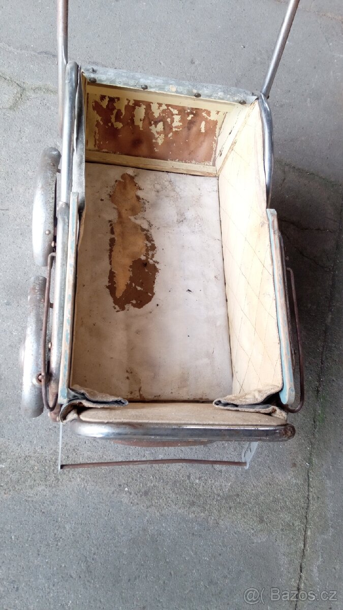 Starý kočárek na panenky - 3