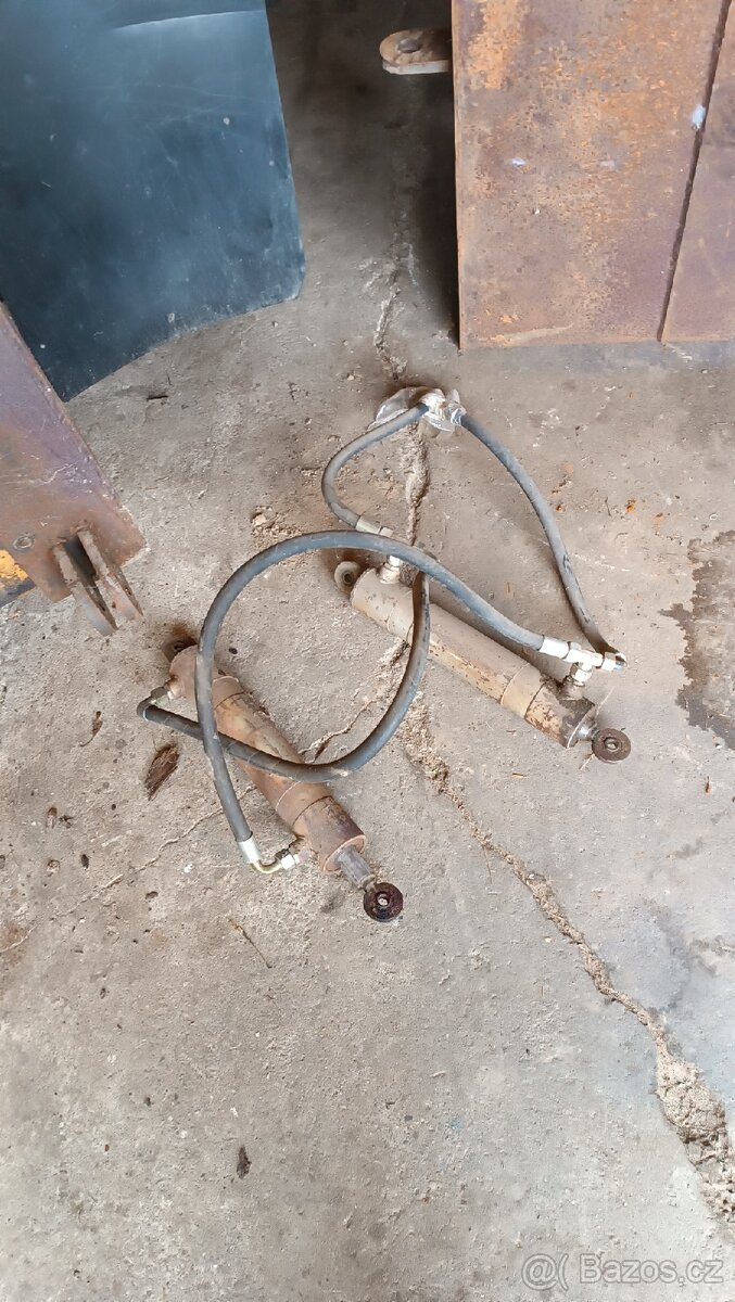 Zvedačka za traktor s vyklápěcí lopatou - 3