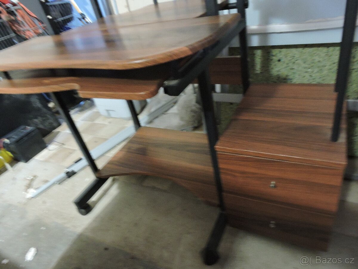 Počítačový stolek - 3