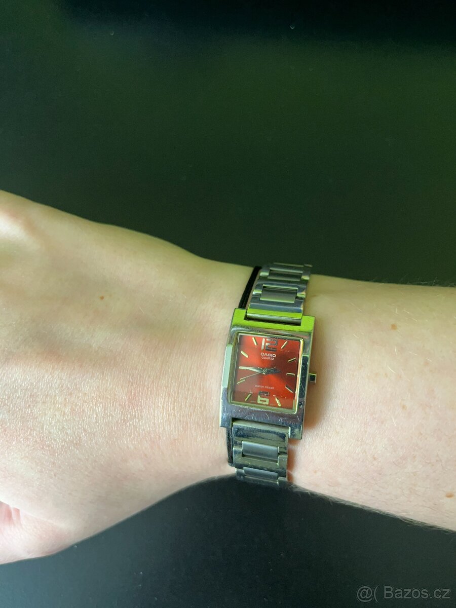 Dámské analogové hodinky Casio - červené - 3