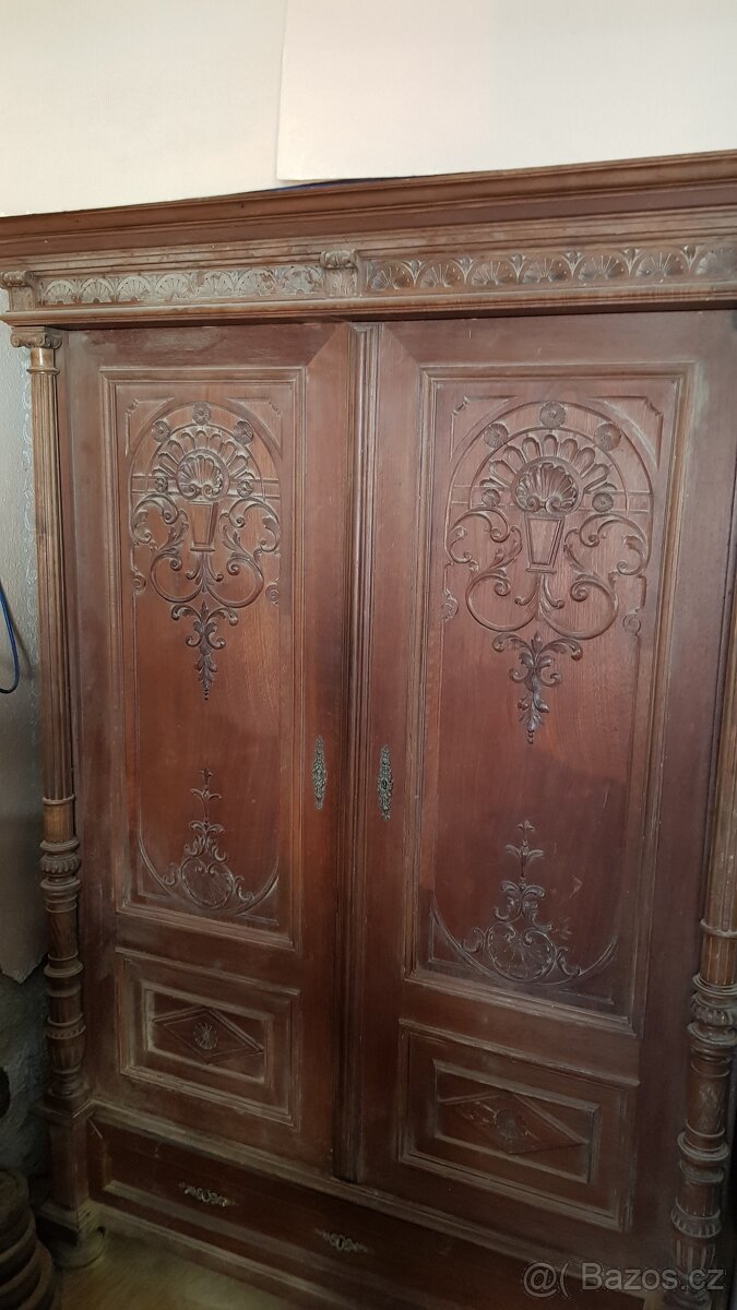 Starožitný příborník a šatní skříň - 3