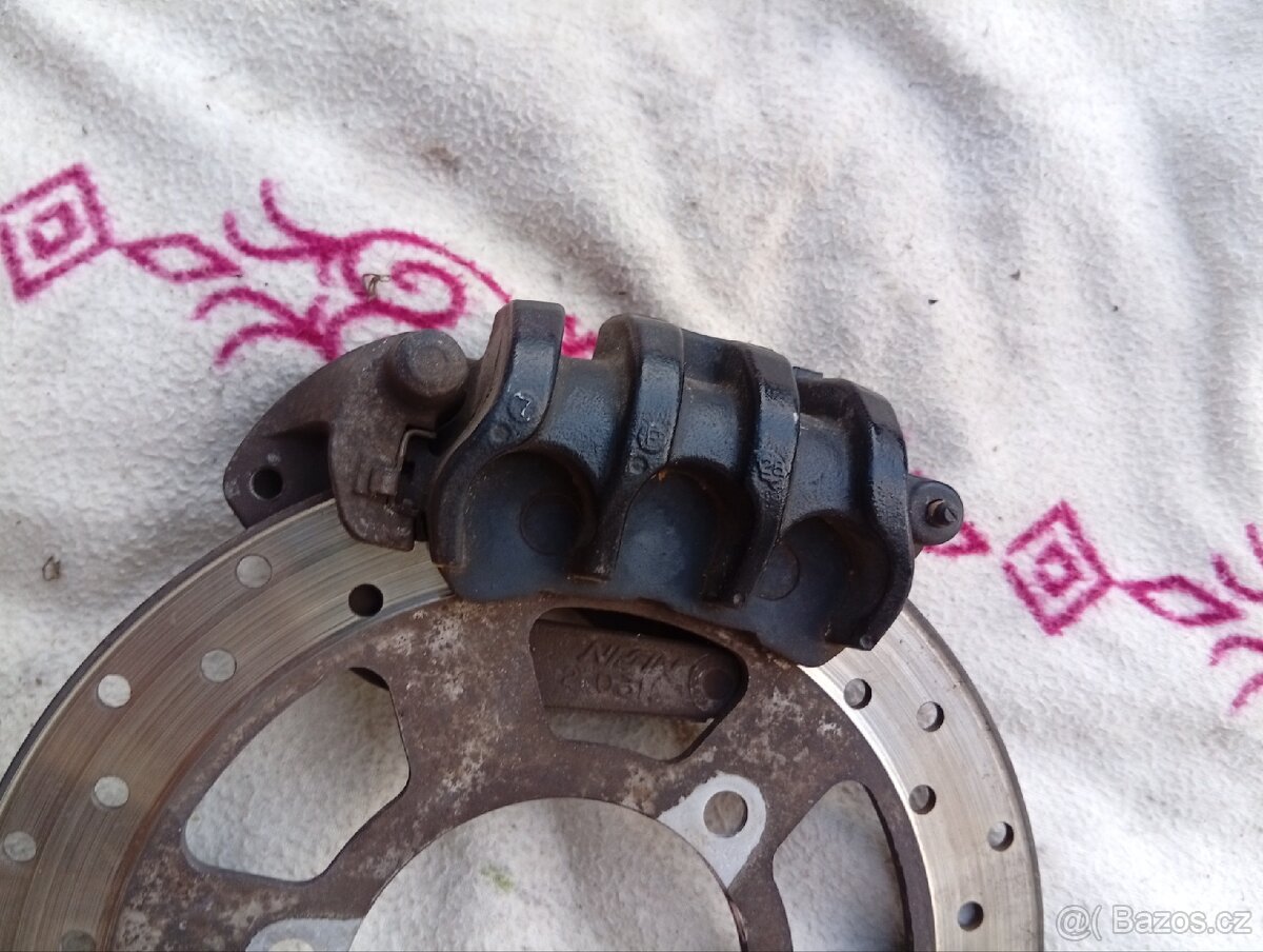 2008 Suzuki burgman 200 přední brzdový třmen 3 pískový - 3