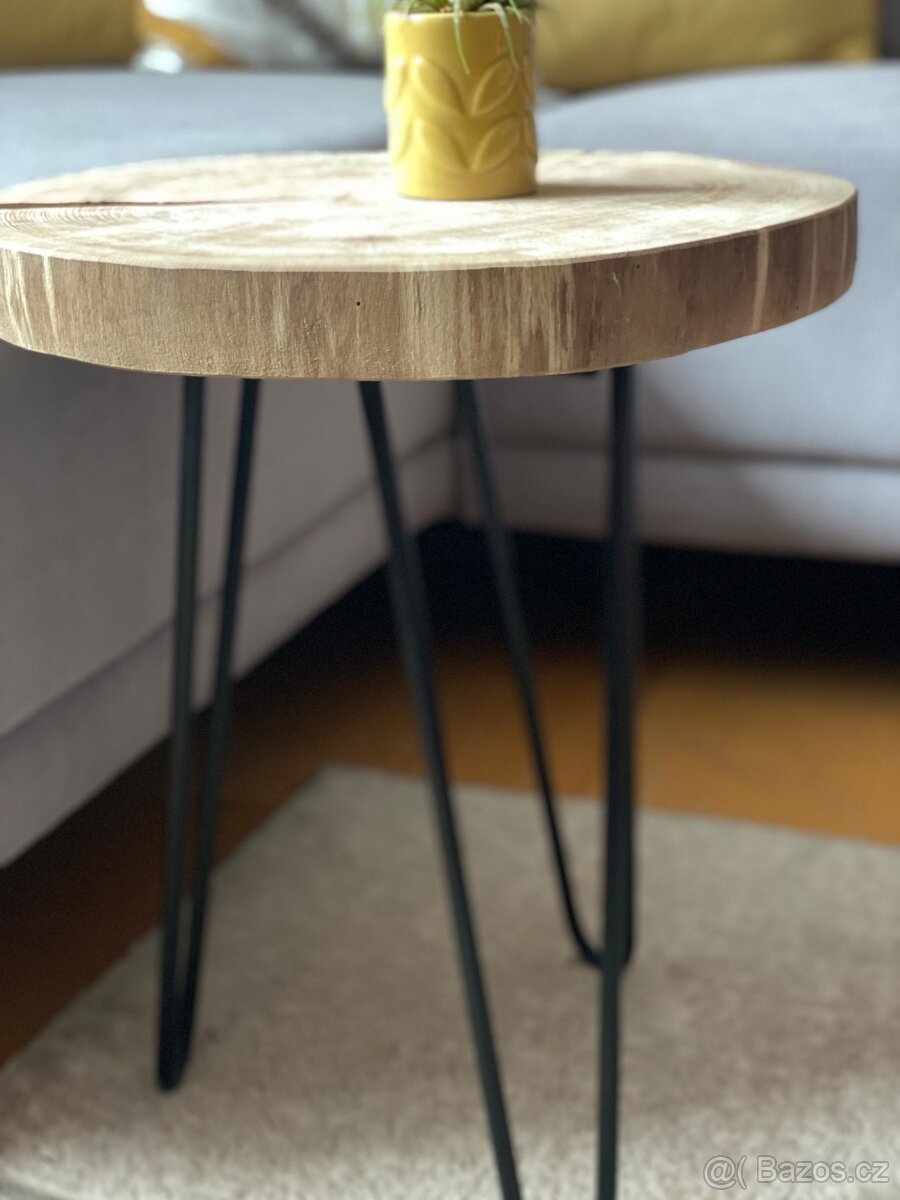 Designovy dubový stolek na kovových nozkach - 3