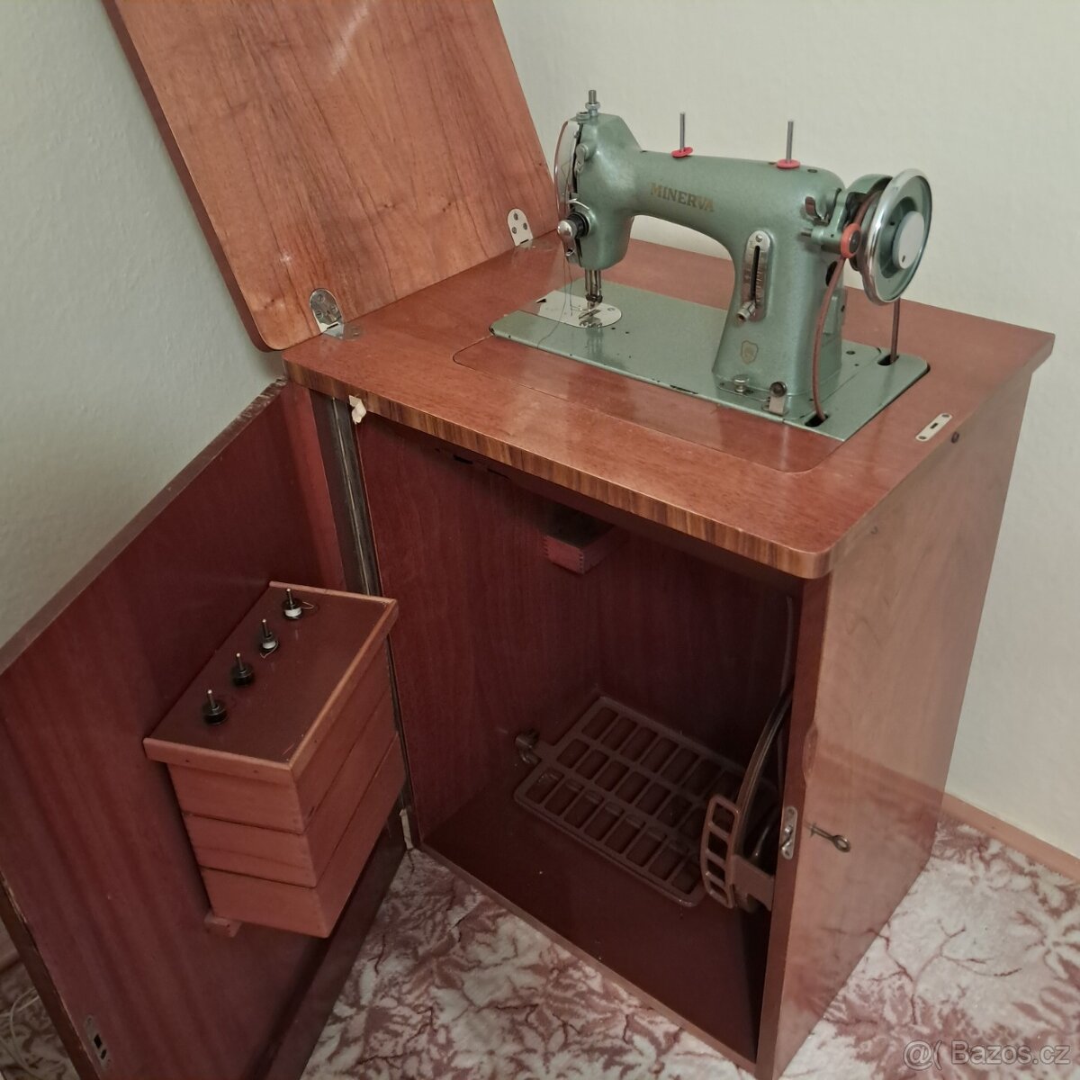 Starý šicí stroj - 3