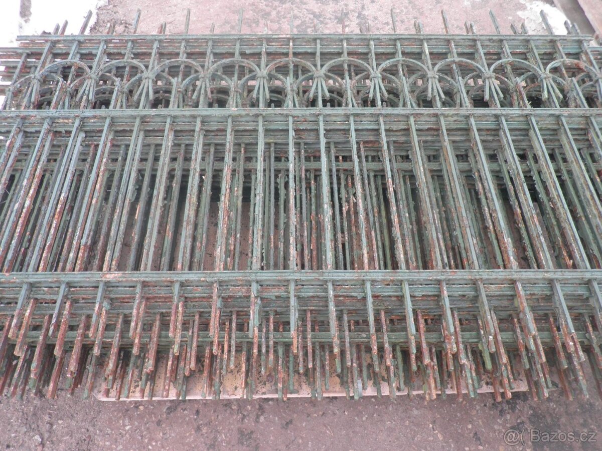 Starý železný plot, 23 bm, 12 dílů, plotové dílce - 3
