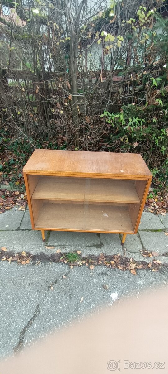 Retro knihovna na nožkách - 3