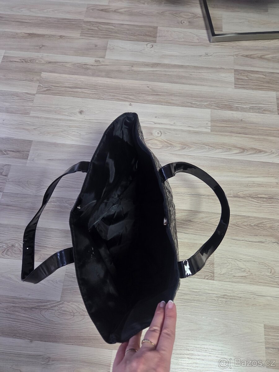 černá lesklá kabelka DKNY - 3