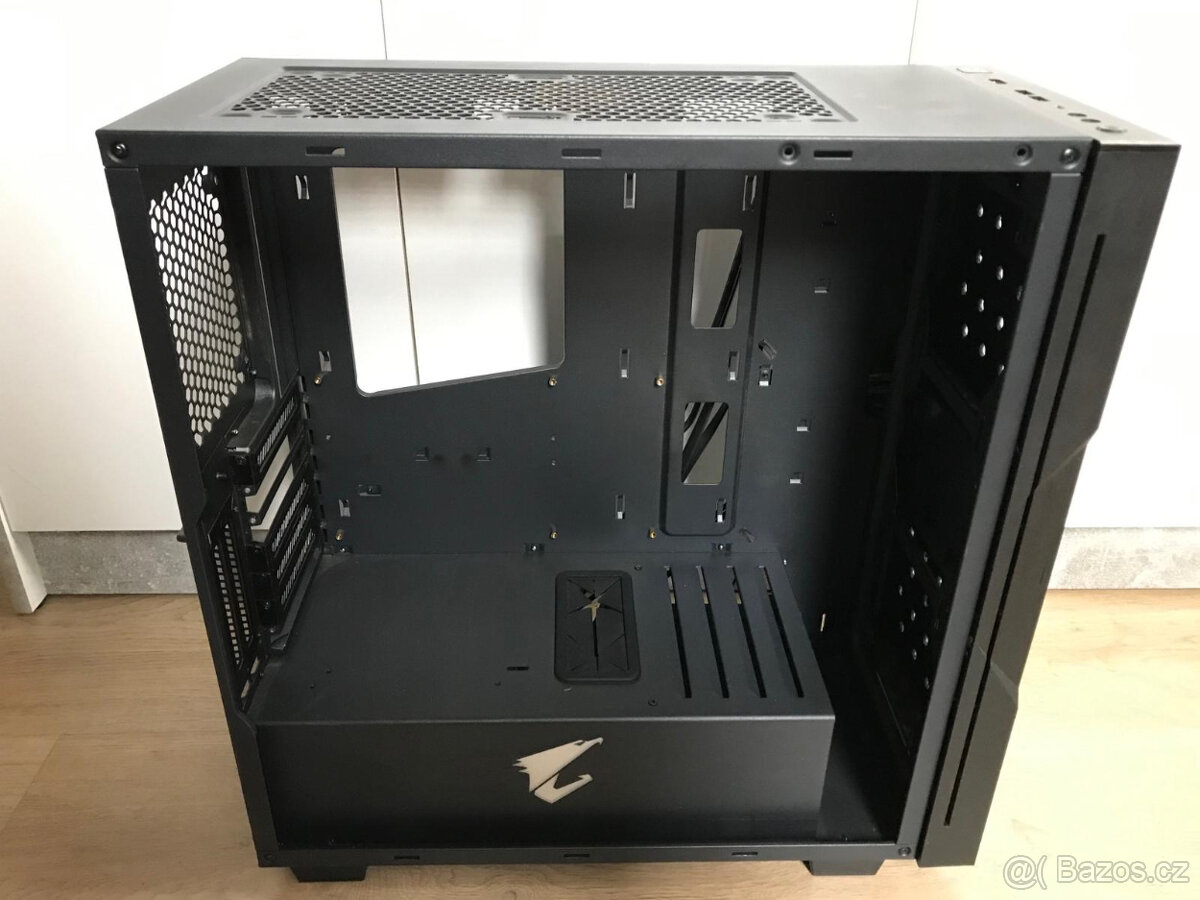 GIGABYTE AORUS C300 GLASS - 3