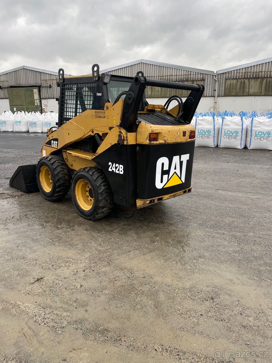 Cat 242B smykový nakladač - 3