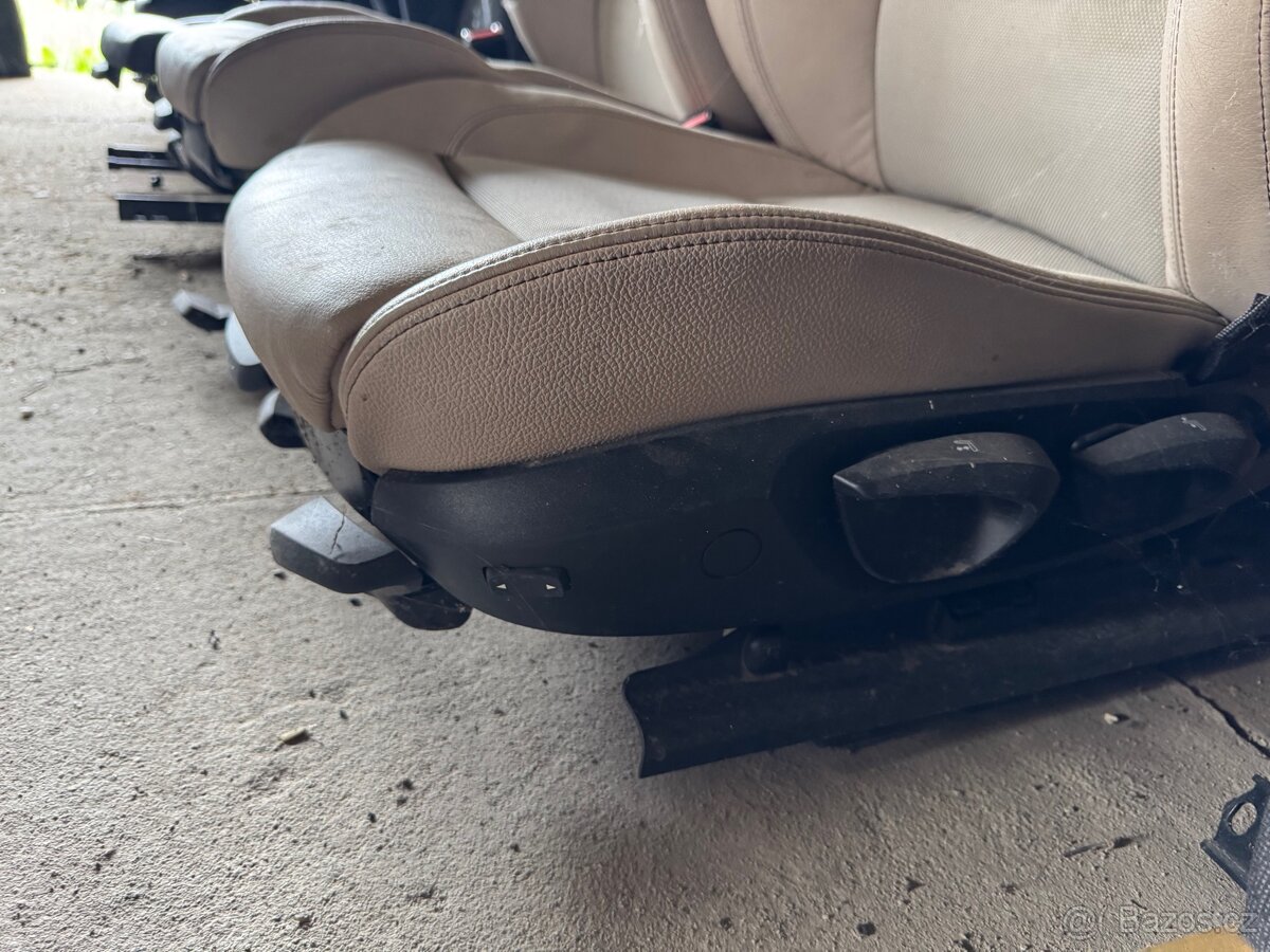 BMW f25 sedačky - 3