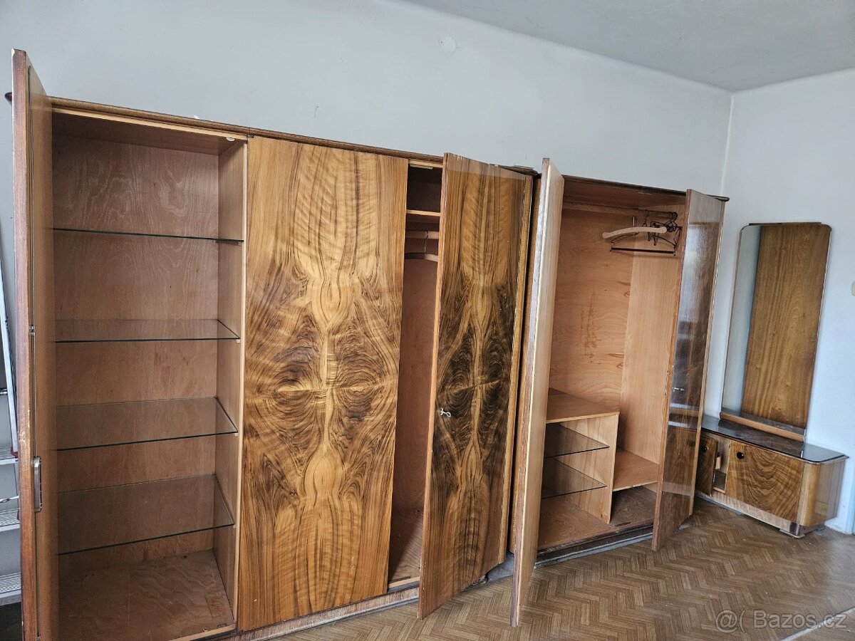 Různé skříně, postel, křesla, atd. - 3