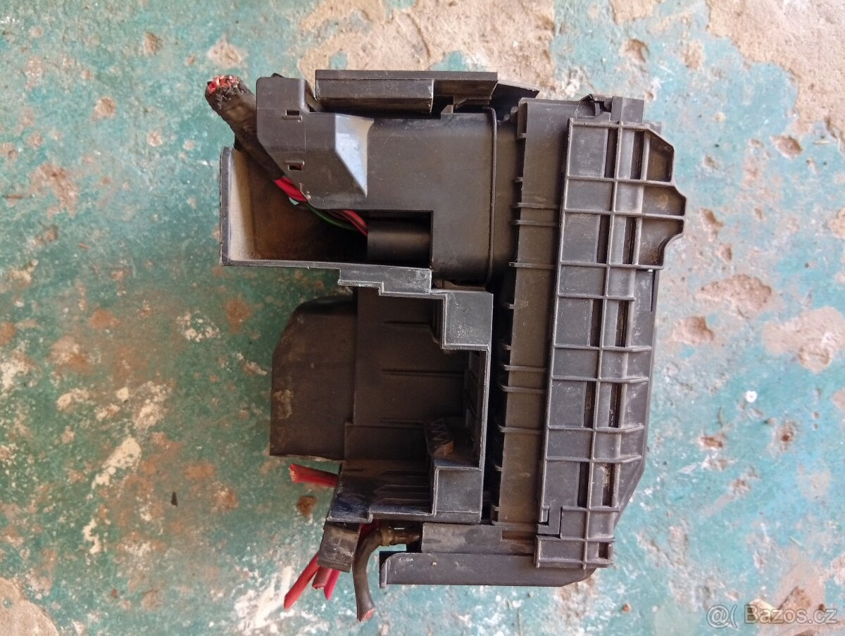 Prodám pojistkovou skříň na škoda Octavia 2, 1.6 75 kw, - 3