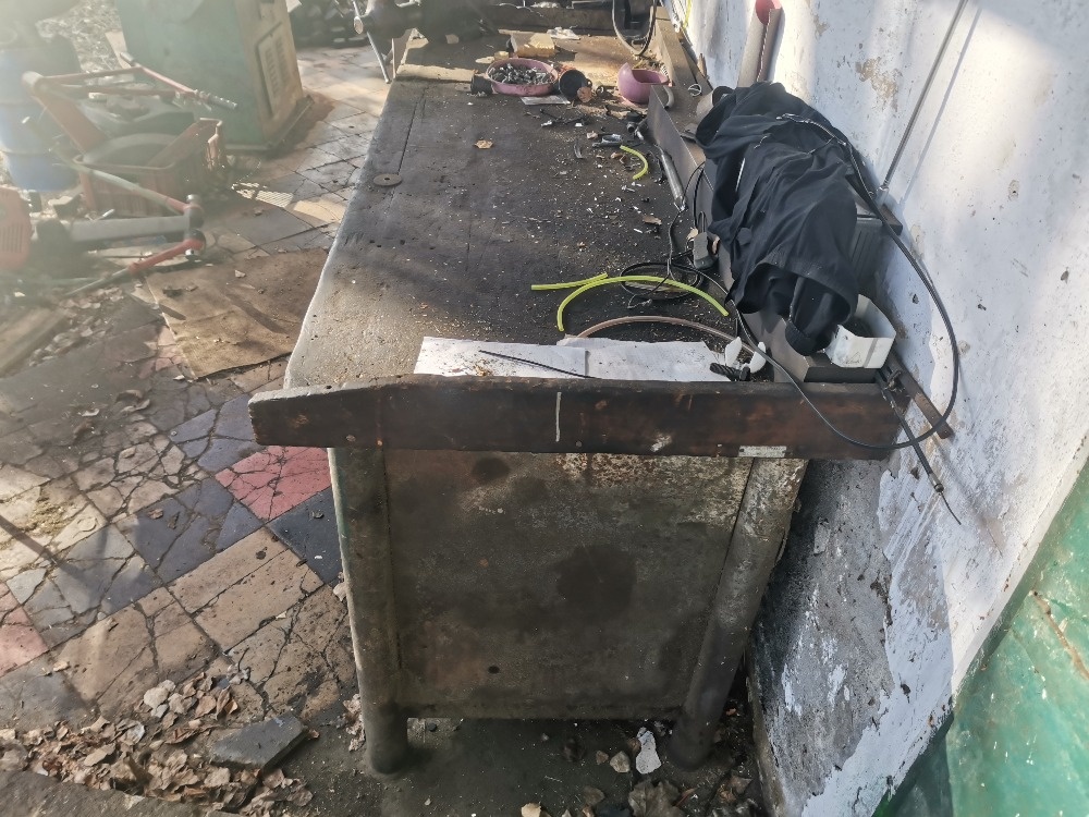 Pracovní ponk se svěrákem - 3