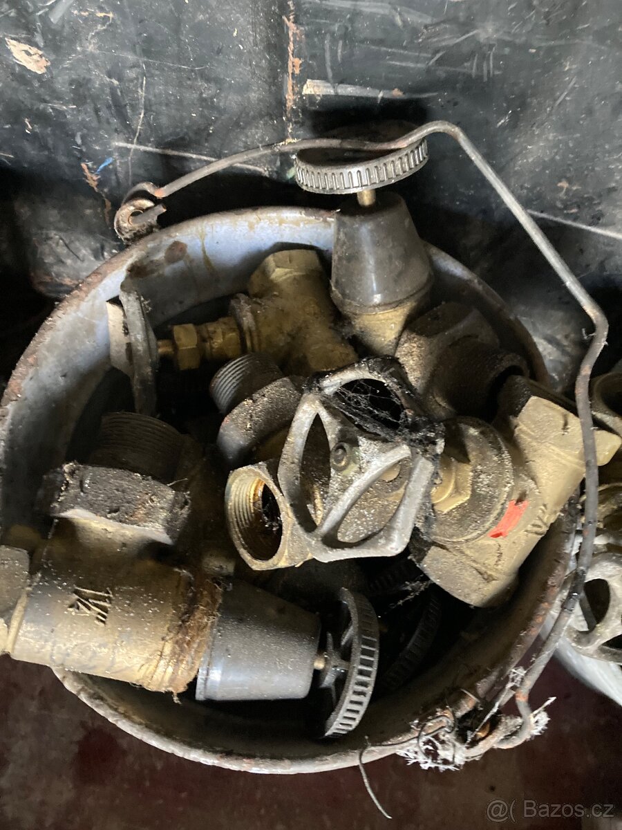 MOSAZNÉ KOHOUTY A MĚDĚNÁ KOLÍNKA - 3