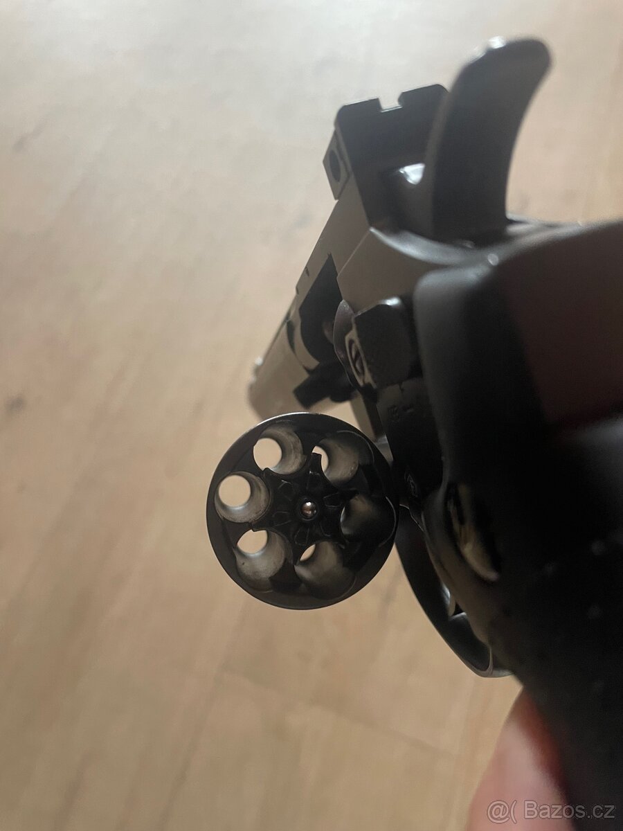 Airsoft revolver - 3