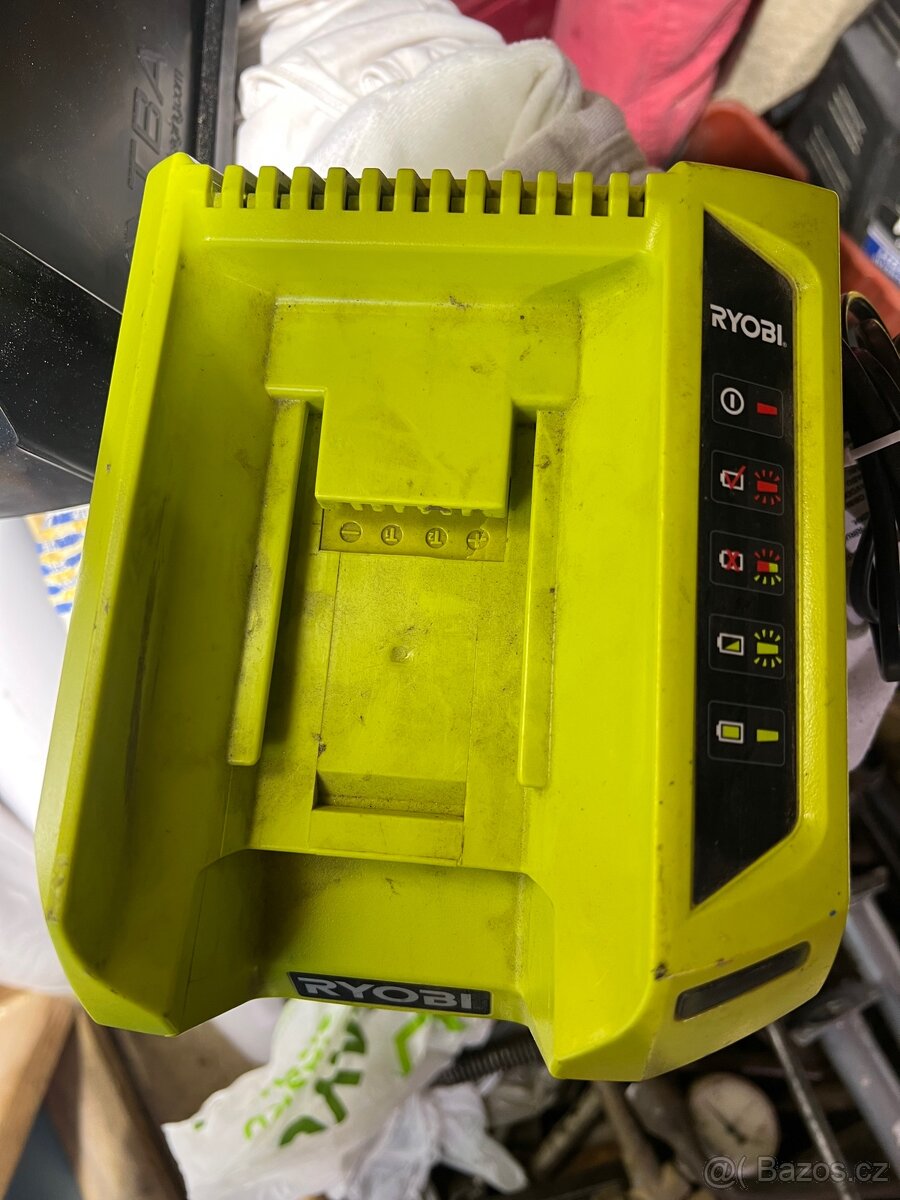 Nabíječka na baterii RYOBI - 3