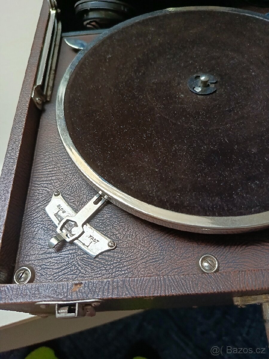 KUFŘÍKOVÝ GRAMOFON NA KLIKU - 3