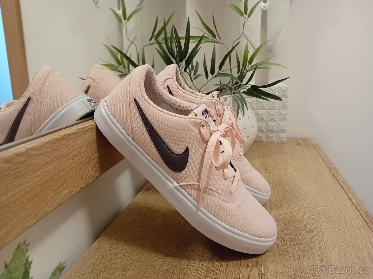 Nike dámské tenisky Solarsoft vel. 39 - 3