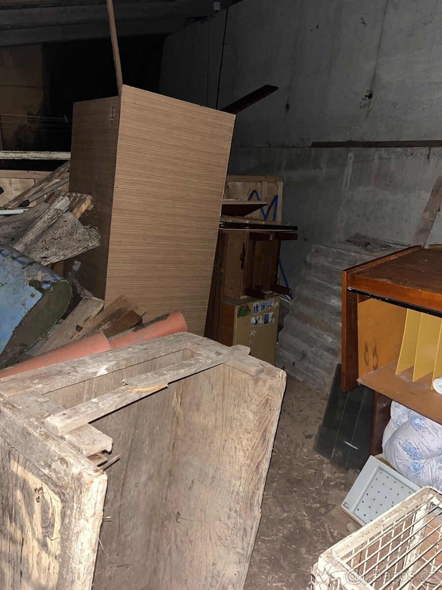 Daruji starý nábytek na spálení. - 3