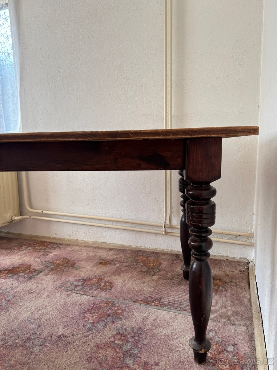 Starý vyřezávaný hospodský stůl - 3