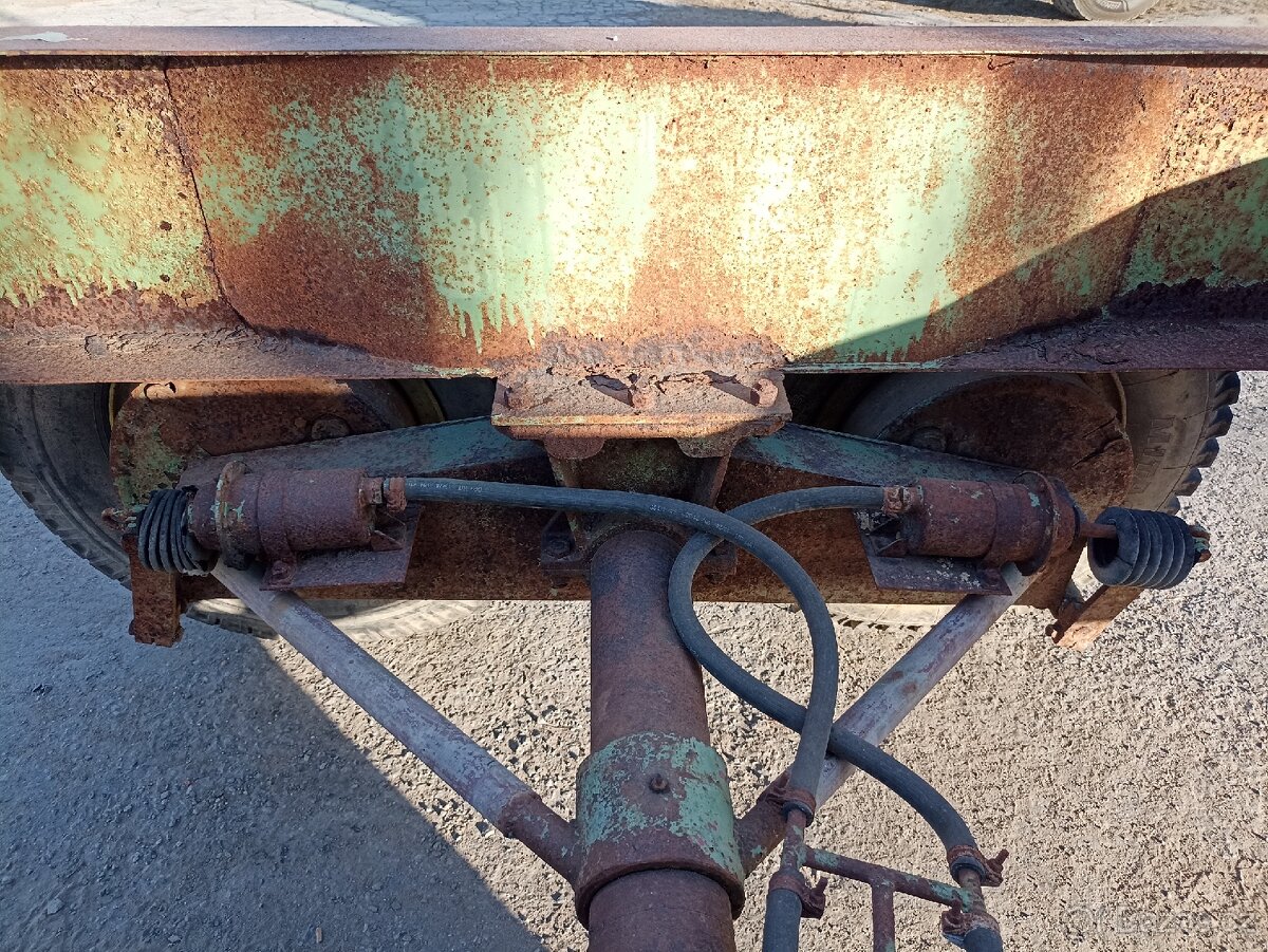 Podvozek s tandemovou nápravou z rozmetacího vozu. - 3
