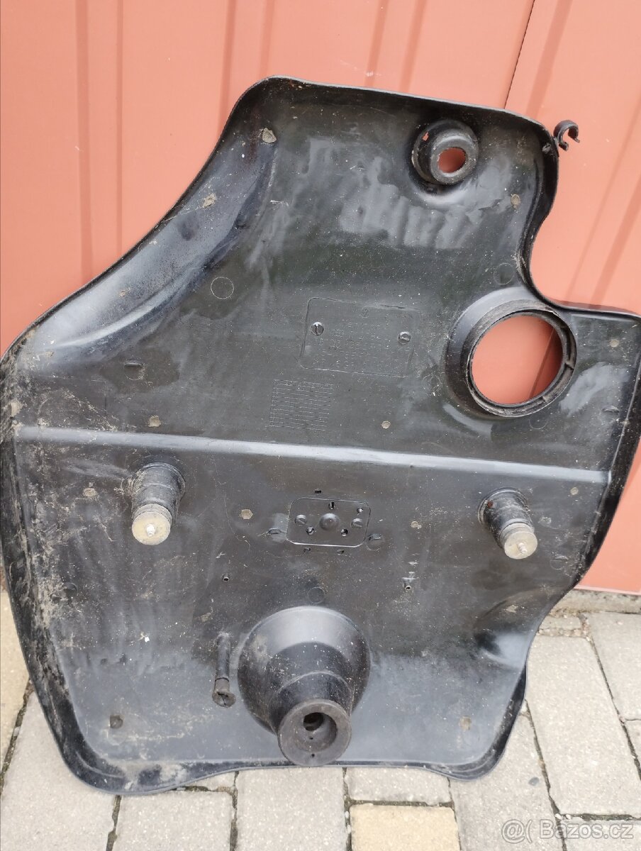 Kryt motoru VW Golf IV - 3