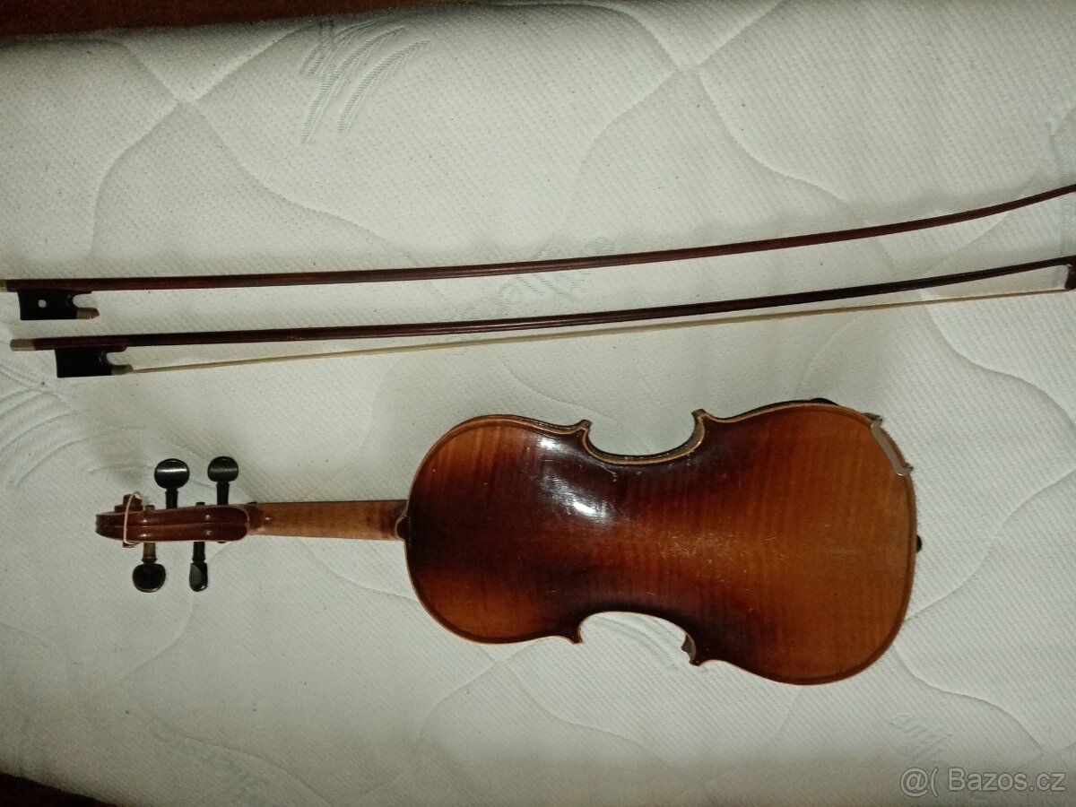 HOUSLE A DVA SMYČCE - 3