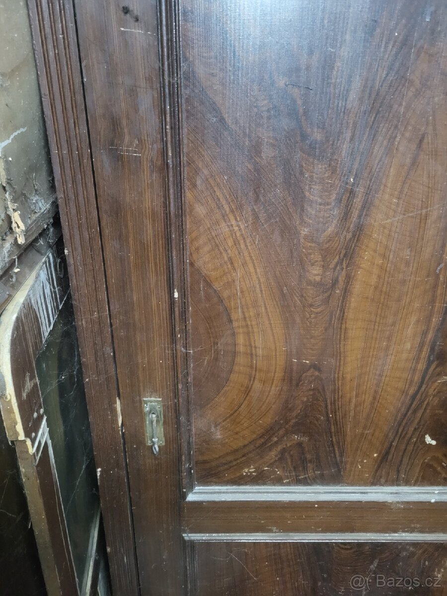 Prodám starožitnou skříň - 3