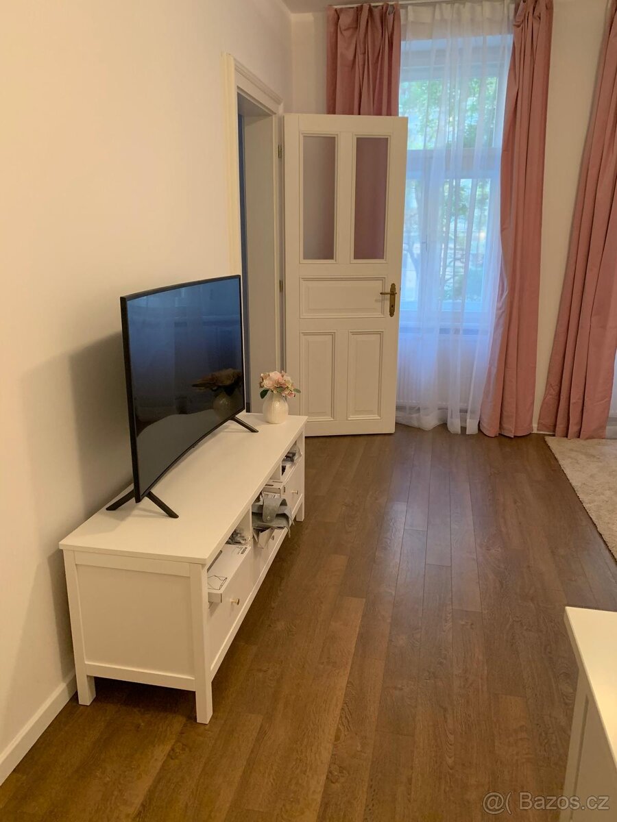 Moderní tv komoda v bílé barvě - 3