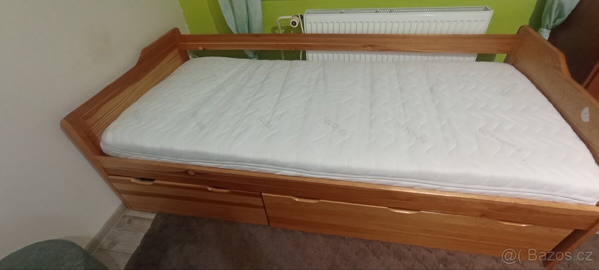 Dřevěná postel s matrací a se dvěma velkými šuplíky - 3