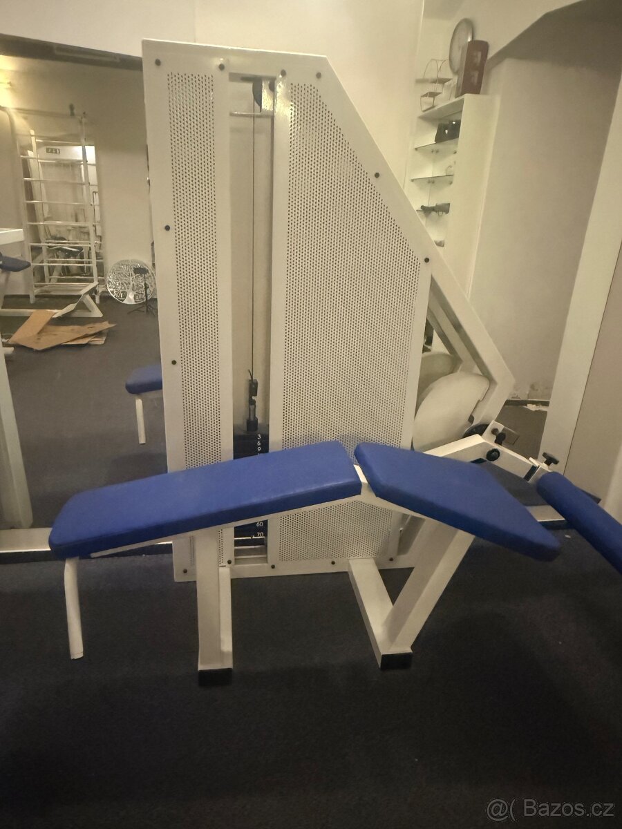 Posilovací stroj na zadní stehna - 3