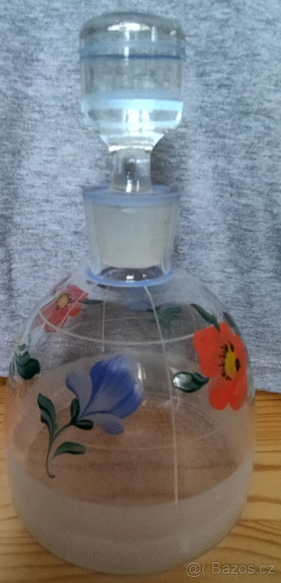 Menší slekleněná karafa s květy - 3