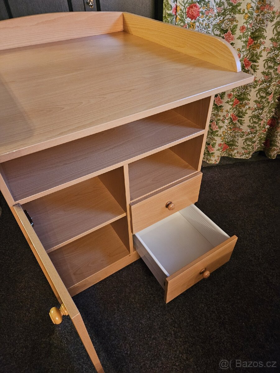 Přebalovací pult s úložným prostorem - 3