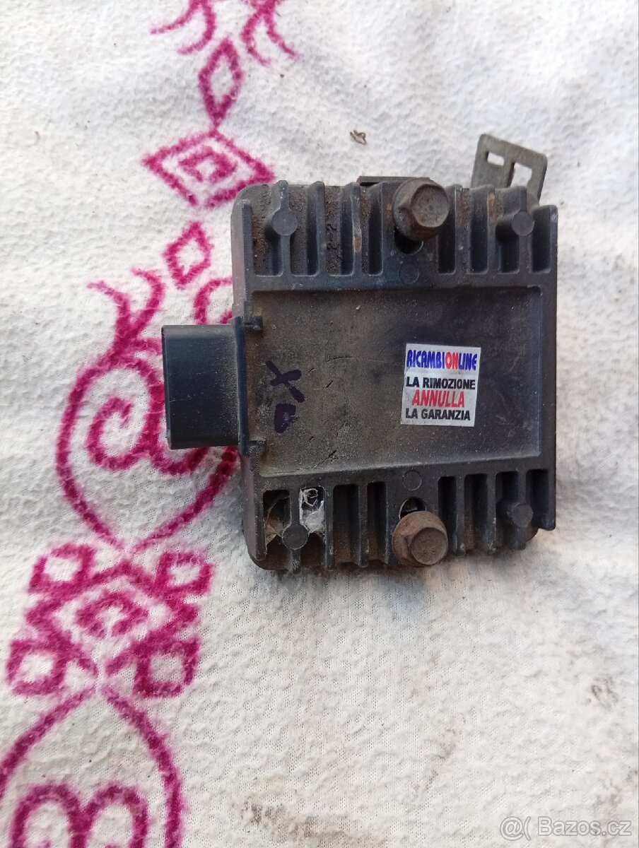 Suzuki Burgman 200 rok 2008 regulátor dobíjení - 3