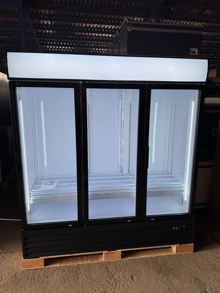 Prosklená chladicí lednice třídveřová - 3