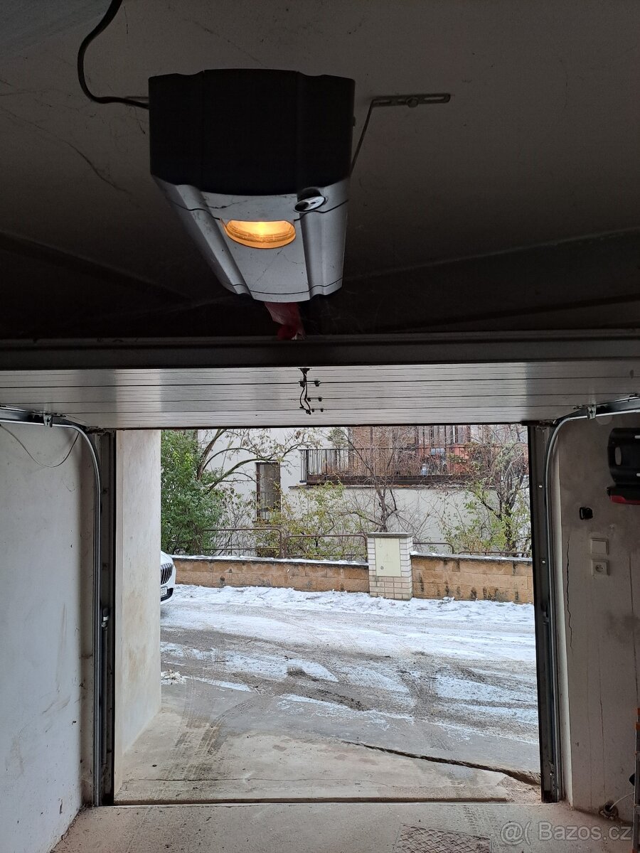 Sekční garážová vrata velikosti 2375/2125 mm - 3