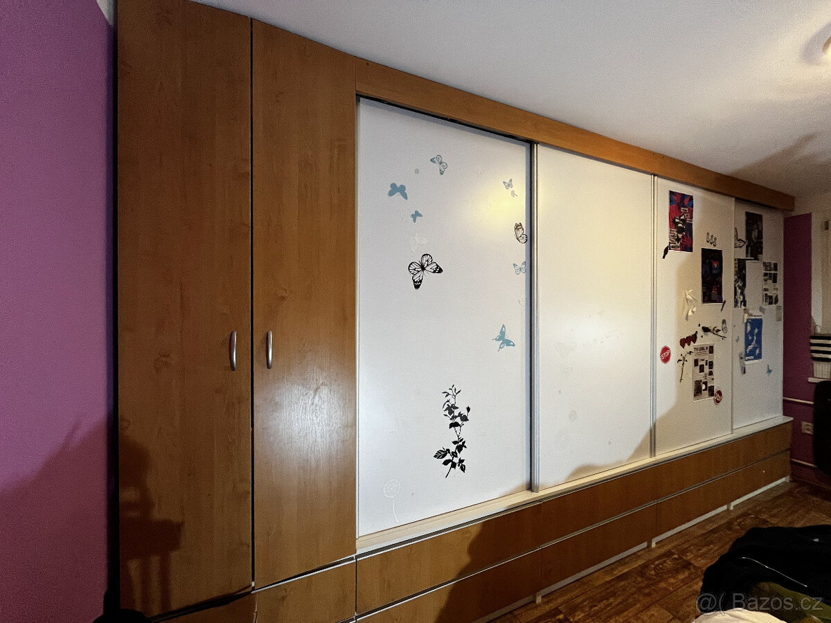 Šatní skříňová stěna - 3