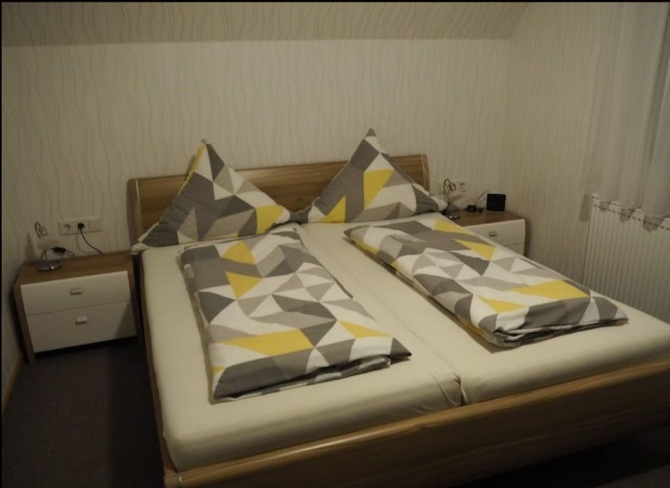 Židle a postele - 3