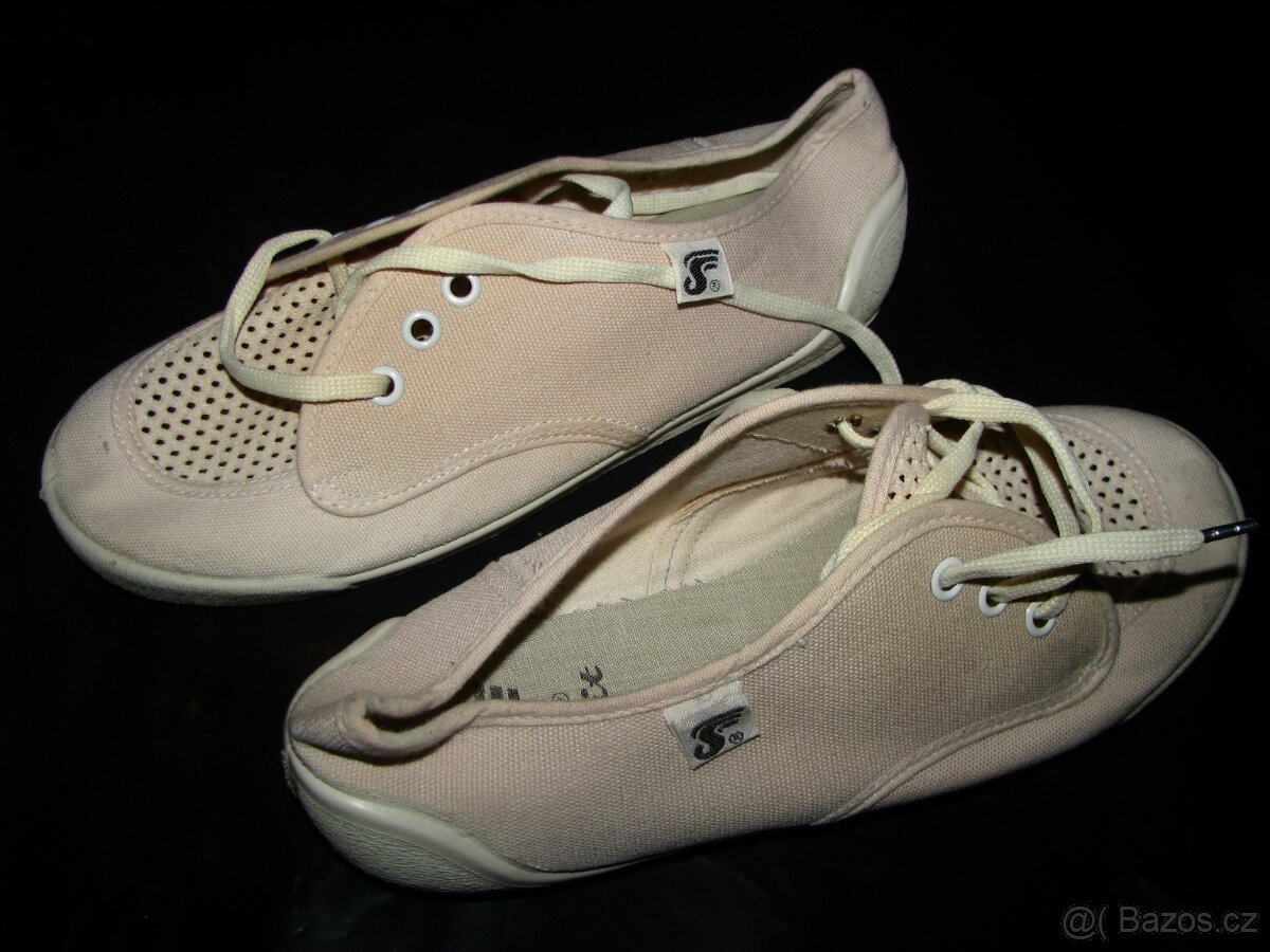 staré retro tenisky a zástěry - 3